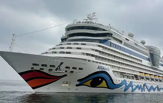 پهلو گرفتن کشتی تفریحی کروز در بندر صلاله