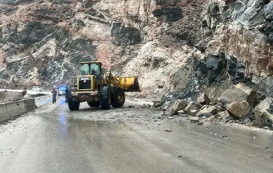 کار برای بازگرداندن خدمات در ولایت های تحت تاثیر طوفان در انجام است