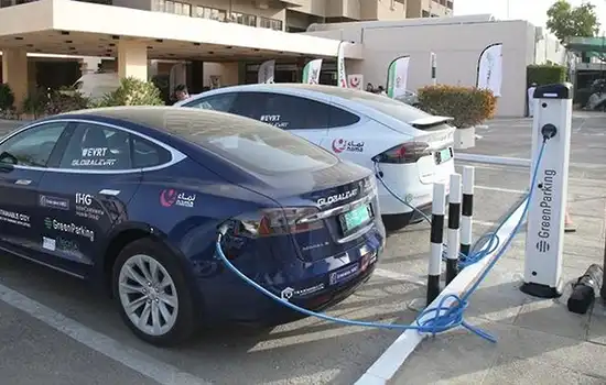 تعداد خودروهای برقی در عمان از 400 گذشت که توسط 100 ایستگاه شارژ پشتیبانی می شود