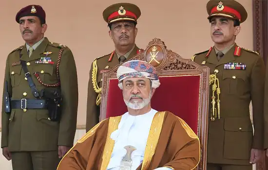 نمایش رژه نظامی به مناسبت پنجاه و سومین سالروز ملی عمان با حضور سلطان عمان