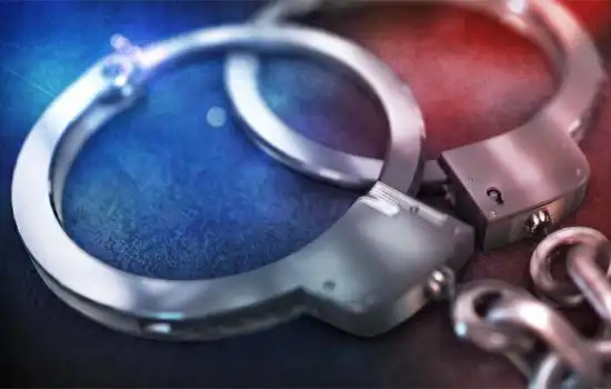 تصویر دستبند زندانی با نور پلیسی