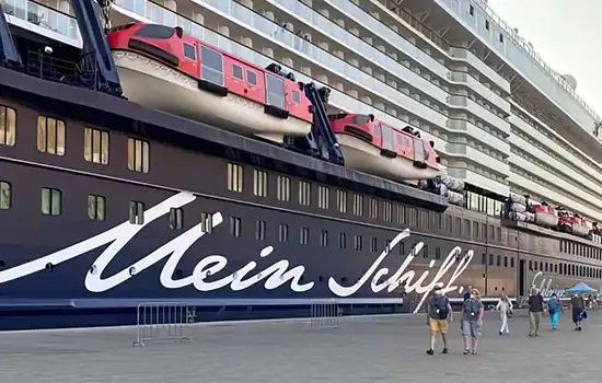 پهلو گرفتن کشتی تفریحی در بندر خسب