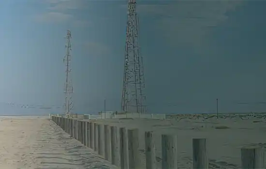 ساخت ستون های چوبی در اطراف ساحل لاک پشت