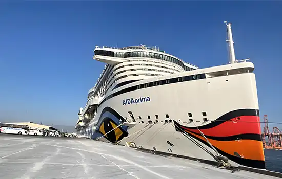 استقبال بندر صلاله در استان ظفار از یک کشتی تفریحی