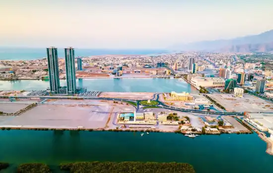 نمای هوایی از شهر راس‌الخیمه، یکی از هفت امارت تشکیل‌دهنده کشور امارات متحده عربی