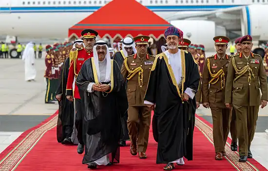 دیدار و استقبال رسمی سلطان هیثم از امیر کویت در فرودگاه